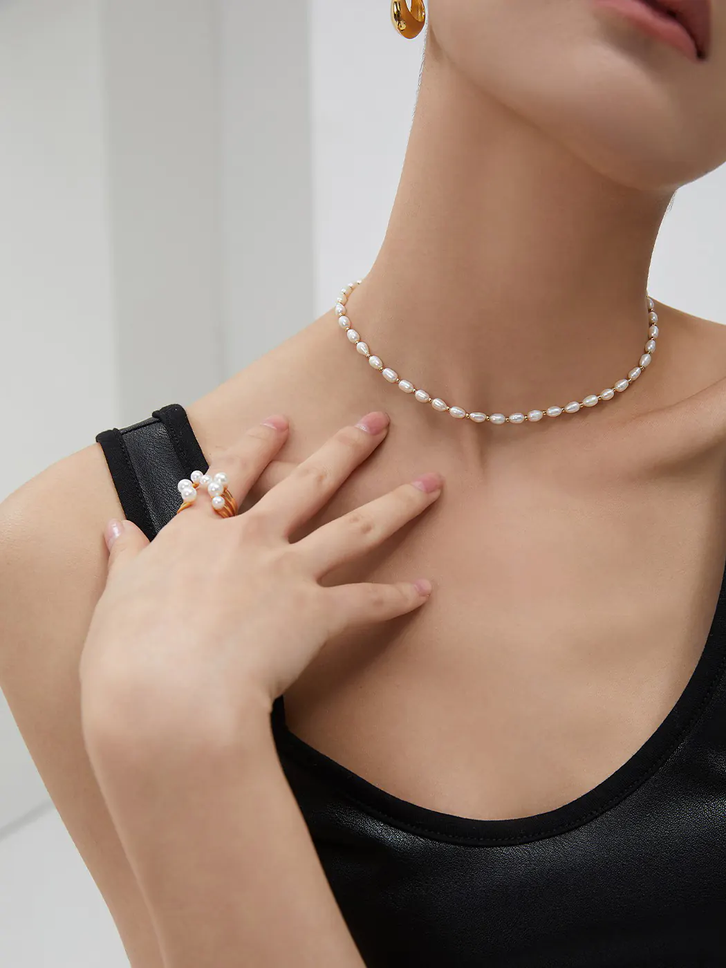 Versatile Classic Pearl Choker in Sterling Silver - Image 2