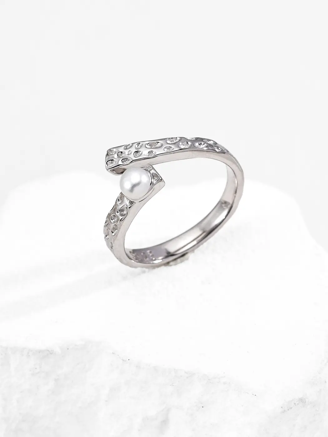 Interwoven Crest Band Pearl Sterling Silver Ring - Image 4